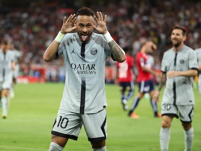 Neymar celebra el gol al Lille.