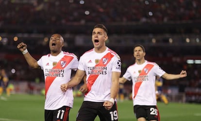 Rafael Santos Borre (c) de River Plate celebra un gol en el partido de ida de las semifinales contra Boca.