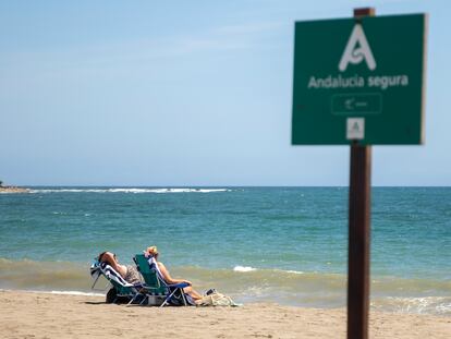 Dos bañistas tomaban el sol el jueves en la playa de Palomares.