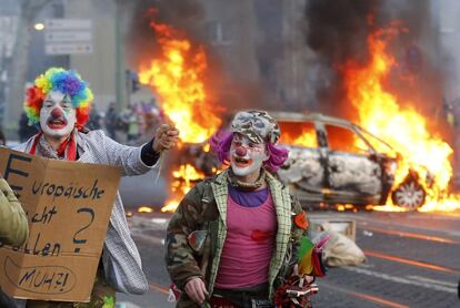 Algunos de los manifestantes han asistido a la marcha vestidos de payasos. 