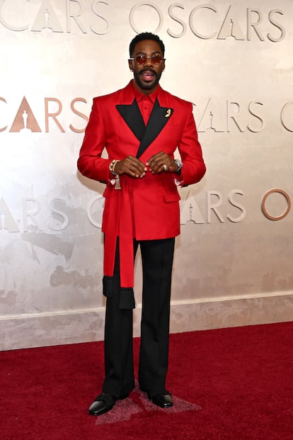 Colman Domingo, nominado a mejor actor por 'Sing Sing', uno de los hombres más elegantes sobre la alfombra roja de los Oscar. Rompió con el 'dress code' más clásico para vestir un traje con americana anudada en rojo.