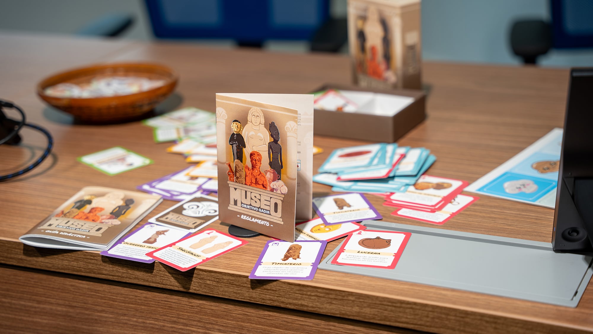 El juego 'Museo: Objetivo Gadir', diseñado por la Universidad de Cádiz, en el que se puede simular ser director de un museo gracias a las cartas.