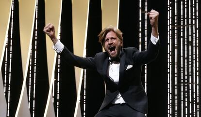 El director sueco Ruben Östlund celebra la Palma de Oro por su película 'The Square', una comedia con tintes surrealistas.