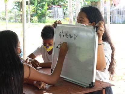 Dennisse Toala tiene 17 años y acaba de terminar Bachillerato. Es una de las profesoras que improvisó clases en una de las zonas más inhóspitas y descuidadas la ciudad ecuatoriana de Guayaquil, a la que no llega ni el agua ni la luz: Monte Sinaí.