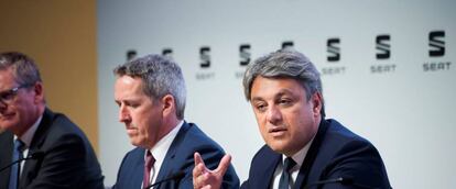 El presidente de Seat, Luca de Meo (d), junto al vicepresidente de finanzas, IT y organización, Holger Kintscher (i), presenta en conferencia de prensa los resultados de 2017.