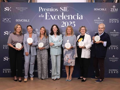 Galardonados en la ceremonia Spain is Excellence (SIE) a la Excelencia, junto a Ana Alonso, CEO de la organización