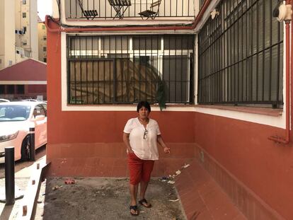 Celia Cruz, la vecina que alertó a la policía sobre la muerte de su vecino, en la ventana de la vivienda por la que accedió la policía. 