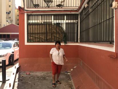 Celia Cruz, la vecina que alertó a la policía sobre la muerte de su vecino, en la ventana de la vivienda por la que accedió la policía.