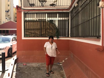 Celia Cruz, la vecina que alertó a la policía sobre la muerte de su vecino, en la ventana de la vivienda por la que accedió la policía. 