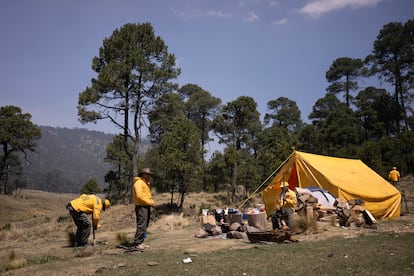 El campamento en la alta montaña de brigadistas de la Corenadr (Comisión de Recursos Naturales y Desarrollo Rural), el organismo de la Secretaría del Medio Ambiente de la capital que se dedica a mitigar los incendios forestales. José Eugenio Gómez, uno de ellos, dice que en esta época seca y de mucho tránsito de peregrinos, los incendios son ocurrencias comunes.