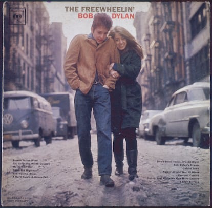 Portada del segundo disco de Bob Dylan, 'The Freewheelin' (1963). El cantante posa con su pareja de la época, Suze Rotolo, en una imagen que creo tendencia hace unos meses en TikTok.  

