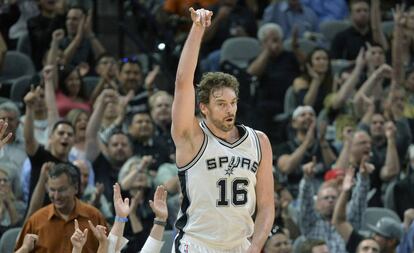 Pau Gasol celebra uno de sus triples ante Cleveland.