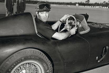 Alfonso Cabeza de Vaca y Leighton, marqués de Portago, fue el primer español que pilotó un Ferrari. El 12 de mayo de 1957 el marqués se mató al salirse de una recta en la provincia de Mantua. En la imagen, al frente de un Ferrari en 1954.