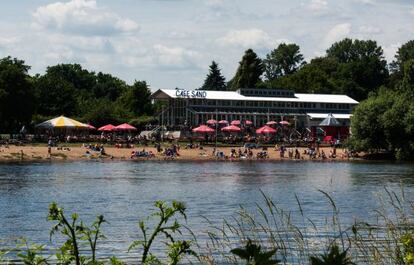 Vista de la terraza del Café Sand, a orillas del río Weser, en Bremen (Alemania).