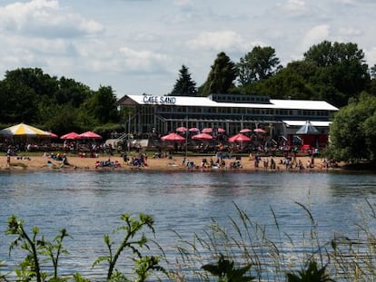 Vista de la terraza del Café Sand, a orillas del río Weser, en Bremen (Alemania).