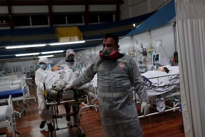 Enfermeiros trabalham no plantão de Ano Novo no hospital de campanha para atender pacientes com covid-19 em Santo André, na Grande São Paulo.