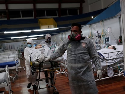 Médicos e enfermeiros atendem pacientes com covid-19 em hospital montado num ginásio em Santo André (SP), no dia 1 de janeiro.