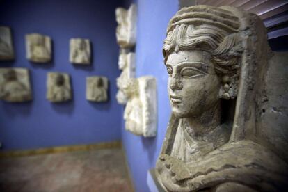 El responsable sirio de patrimonio histórico aseguró que antes de la irrupción del EI las autoridades consiguieron trasladar a lugares seguros estatuas y objetos artísticos. En la imagen, detalle de una escultura expuesta en el museo de la ciudad, en marzo de 2014.