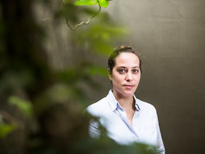 La chef peruana Pía León posa en el interior del restaurante Kjolle, en Lima, Perú.