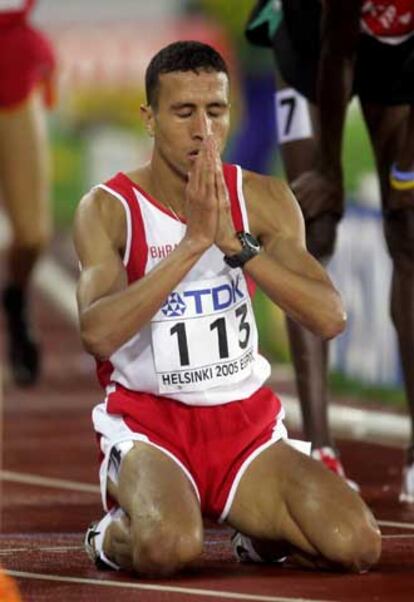 Rashid Ramzi reza en la pista tras ganar la medalla de oro en la final de los 1.500 metros.