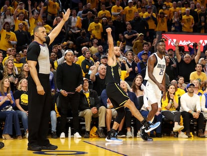 Stephen Curry, base de los Golden State Warriors, mira a canasta tras realizar un lanzamiento triple en el quinto partido de la final de la Conferencia Oeste de la NBA contra los Dallas Mavericks.