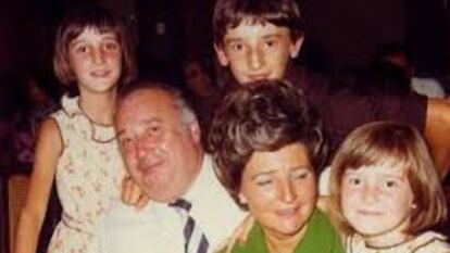 José Larrañaga, asesinado por ETA en 1984, en una foto de familia en la que figura su hija Eva (a la derecha).