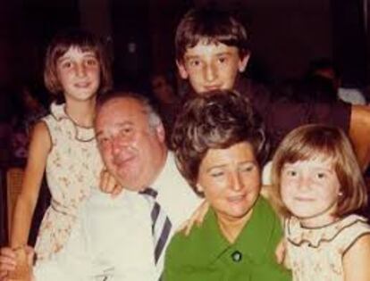 José Larrañaga, asesinado por ETA en 1984, en una foto de familia en la que figura su hija Eva (a la derecha).