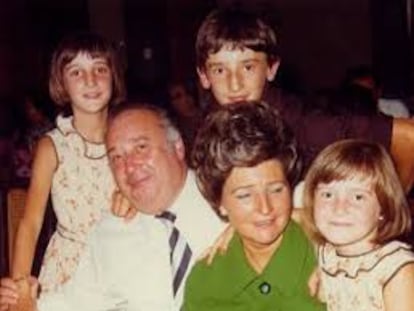 José Larrañaga, asesinado por ETA en 1984, en una foto de familia en la que figura su hija Eva (a la derecha).