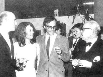 Antonio Saura, Carlos Saura y su esposa, y Arnaldo Orfila, en la presentación de la editorial en Madrid.