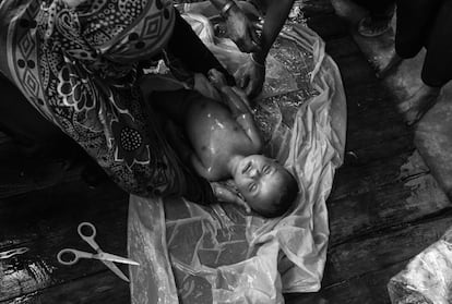 Una mujer lava el cadáver de un niño rohingya antes de su entierro el pasado 29 de septiembre de 2017 en Cox's Bazar, Bangladesh. El menor falleció ahogado porque el barco en el que viajaba junto a docenas de pasajeros zozobró durante la travesía entre Myanmar y Bangladesh. Más de 650.000 refugiados rohingya han llegado a este último país para huir de una ofensiva del ejército de Myanmar que las Naciones Unidas ha calificado como "un ejemplo de libro de limpieza étnica".