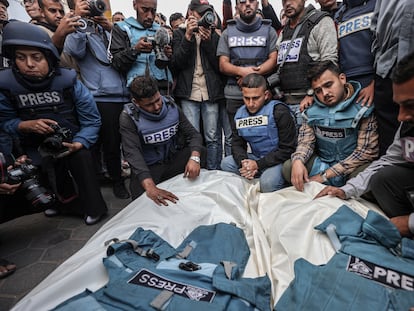 Familiares y colegas de los periodistas palestinos Sari Mansour y Hasona Saliem, que fueron asesinados mientras trabajaban, lloraban durante la ceremonia fúnebre en Deir al-Balah, Gaza, el 19 de noviembre.