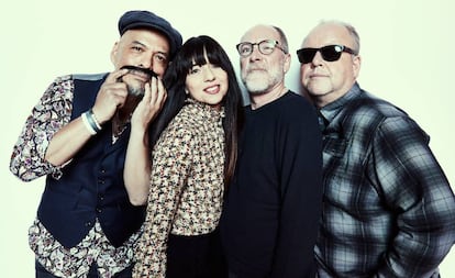 Os membros de Pixies em uma imagem promocional.