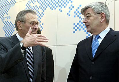 Rumsfeld charla con Fischer, momentos antes de la apertura de la Conferencia sobre Seguridad en Múnich.