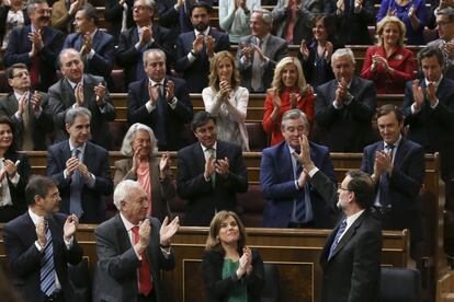 La bancada del PP en el Congreso de los Diputados aplaude al presidente del Gobierno, Mariano Rajoy, tras su intervenci&oacute;n en la sesi&oacute;n de la ma&ntilde;ana. 