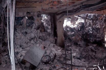Imágenes tomadas desde el interior del edificio Windsor, con toneladas de escombros, hierros retorcidos y mobiliario quemado.