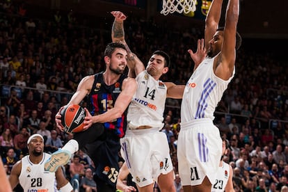 Satoransky, ante Deck y Cornelie.