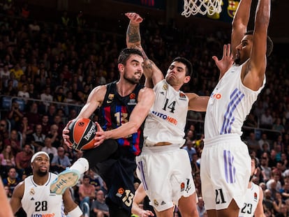 Satoransky, ante Deck y Cornelie.