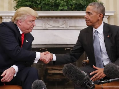 Obama estrecha la mano de Trump.