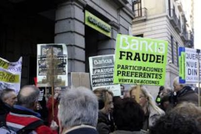 Afectados por las preferentes se manifiestan esta mañana ante la sede de Bankia situada en el número 1 de la calle Alcalá, próxima a la Puerta del Sol, para reclamar una solución a las participaciones que suscribieron con la entidad bancaria y poder recuperar su dinero.