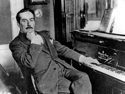 Giacomo Puccini junto a un piano alrededor de 1914.