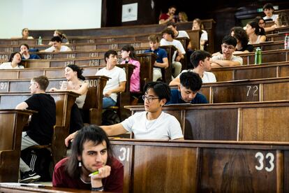 Examen de Selectividad en la Facultad de Farmacia de la Universidad Complutense de Madrid, en mayo. 