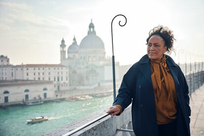 Lesley Lokko, comisaria de la XVIII Bienal de Arquitectura de Venecia, retratada en la ciudad italiana.