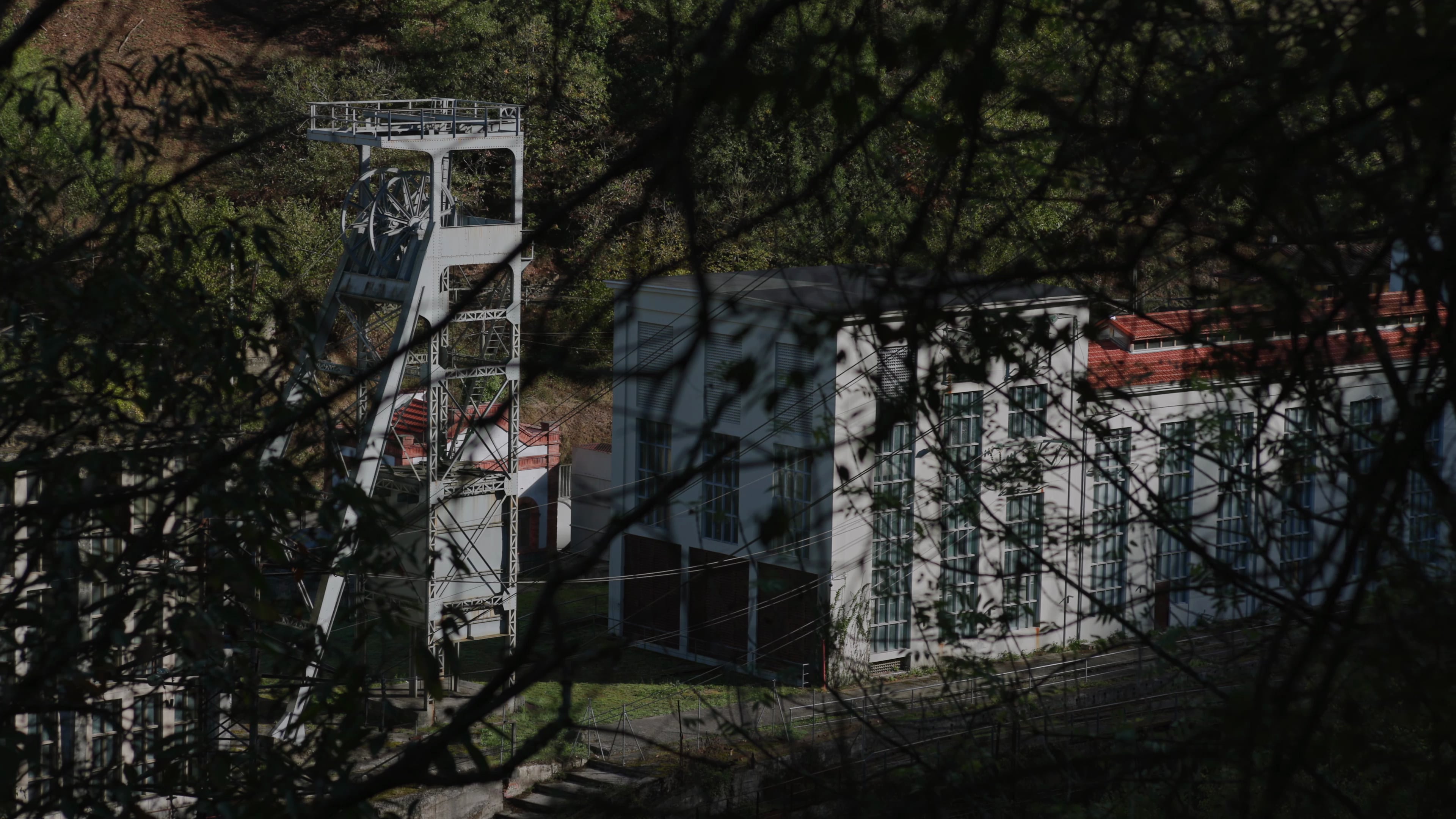 Vista del complejo minero desde el otro lado del valle.