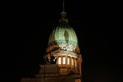 Un gran lazo verde se refleja en la cúpula del Congreso de Buenos Aires. La presión de grupos religiosos y conservadores para mantener la criminalización del aborto ha sido muy fuerte, pero no ha sido suficiente para repetir el resultado de 2018, cuando el Senado rechazó el proyecto de ley.