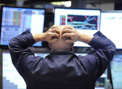 Un <i>broker</i> observa ayer el desplome de las cotizaciones en la Bolsa de Nueva York.