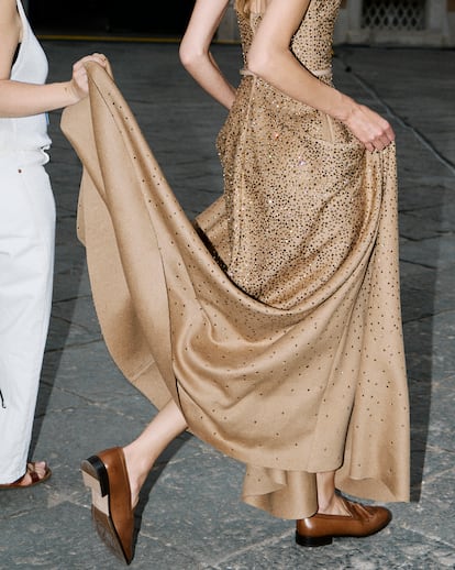 Um vestido de caxemira bordado com microcristais pode ser usado com mocassins.