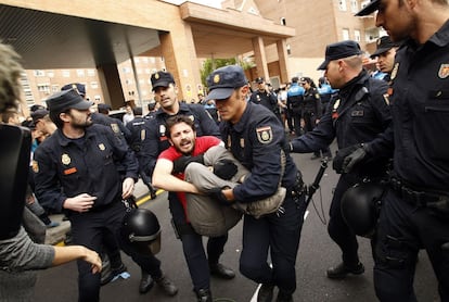 Una treintena de agentes de Policía Nacional y Policía Local de Alcorcón han empezado a las 12.15 horas a desalojar al medio centenar de personas que se concentran desde primera hora para evitar que se sacrifique a 'Excalibur', el perro de la auxiliar de enfermería contagiada de ébola