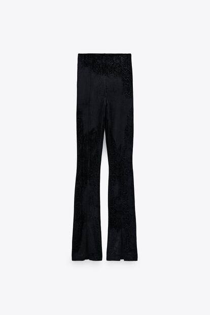 Diferente y original pero manteniendo la sobriedad. Es lo que consiguen estos leggings de Zara de terciopelo con estampado de serpiente. 25,95 euros.