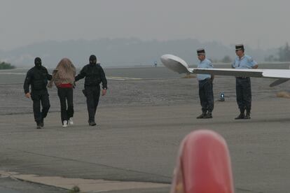 Los agentes trasladan a Anboto tras su detención, rumbo a París, en 2004.