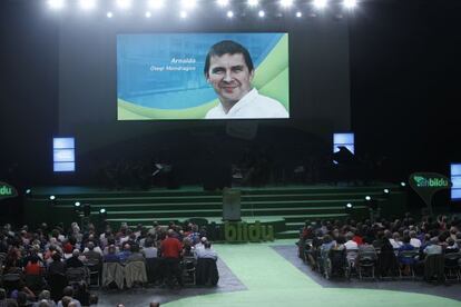 Acto electoral de Bildu en Barakaldo (Vizkaia) en el que fue difundido el mensaje de Arnaldo Otegi (en la pantalla).